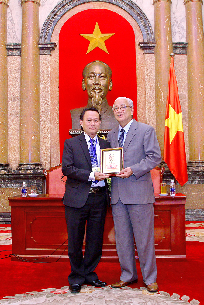 Mr. Thoi Nguyen - UE's Chairman meets the President of Vietnam